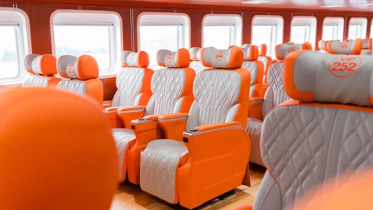 Ghế ngồi bọc da cao cấp trên tàu Phú Quý Express 02
