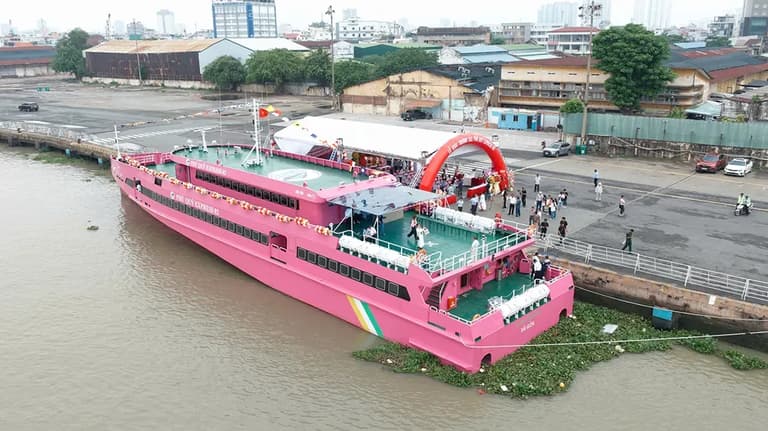 Tàu Phú Quý Express 02 nhìn từ Cảng Nhà Rồng Khánh Hội 1.00