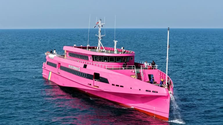 Tàu Phú Quý Express 02 trimaran màu hồng đỏ tại Cảng Nhà Rồng