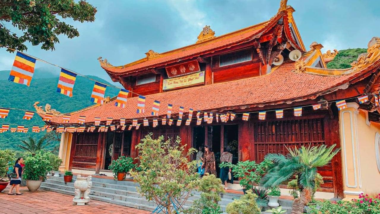 Chùa Vân Sơn Tự là điểm đến tâm linh nổi tiếng ở Côn Đảo (Ảnh: Sưu tầm)