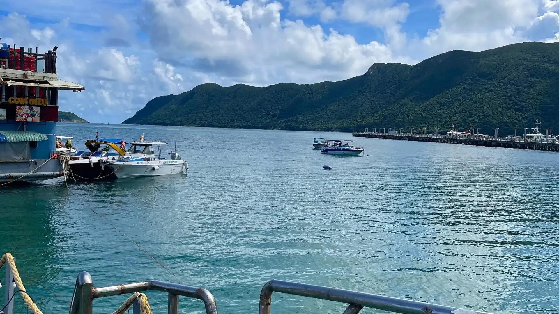 Đón khách tại cảng Cano