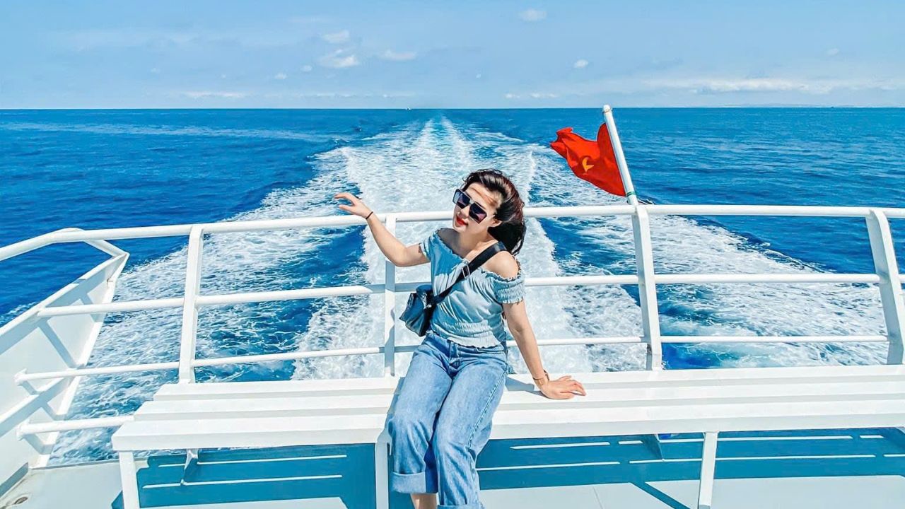 Khách chụp ảnh check-in phía sau boong tàu