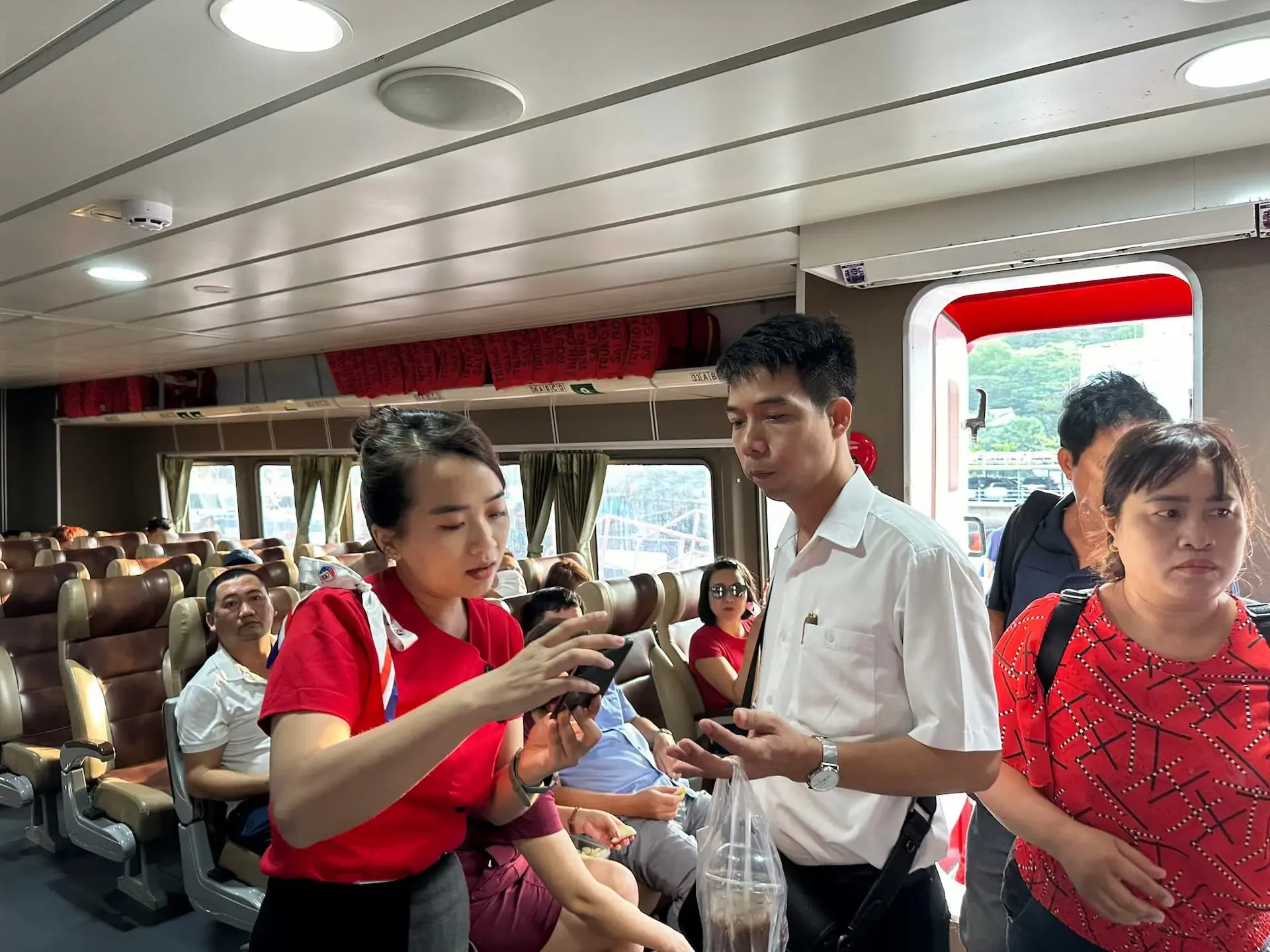 Nhân viên Phú Quốc Express hỗ trợ hành khách