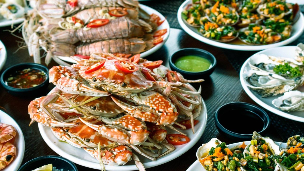 Thưởng thức bữa ăn ngon mang đậm chất địa phương (Ảnh: Sưu tầm)
