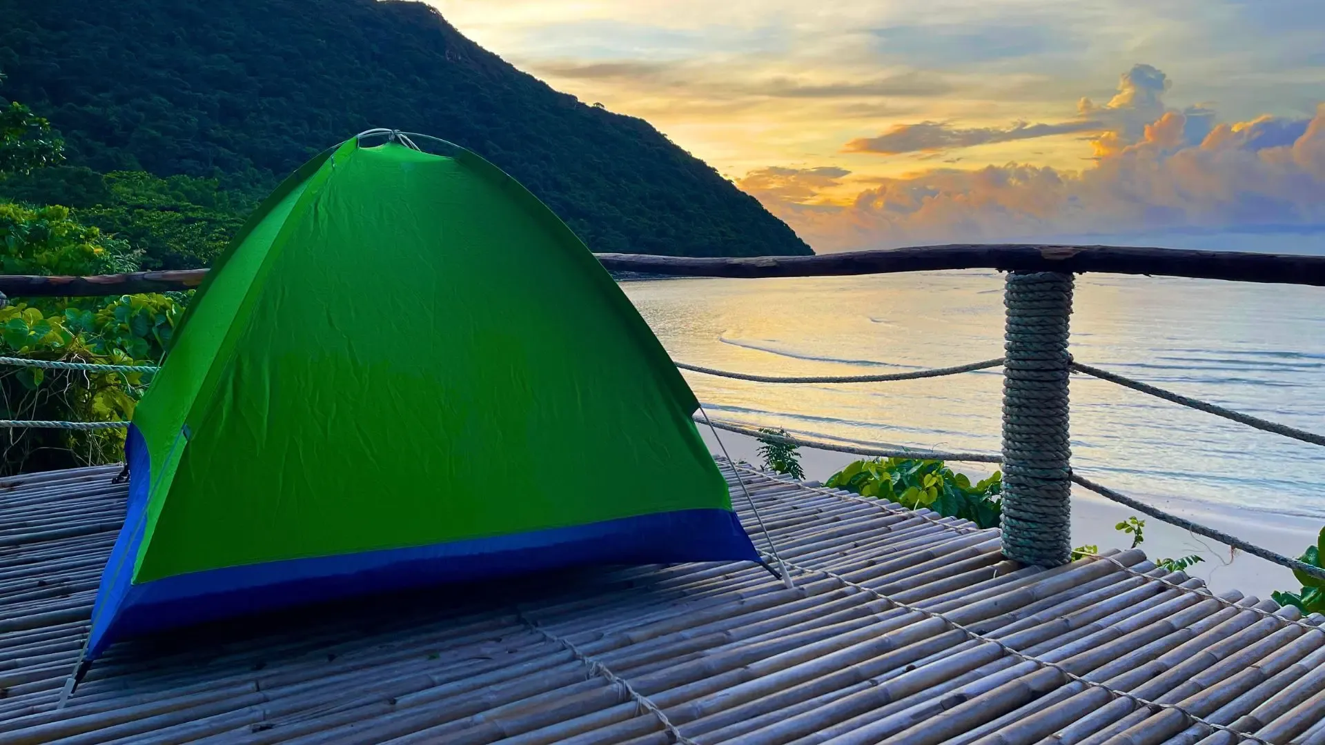 Tự tay dựng lều ở Hòn Bảy Cạnh